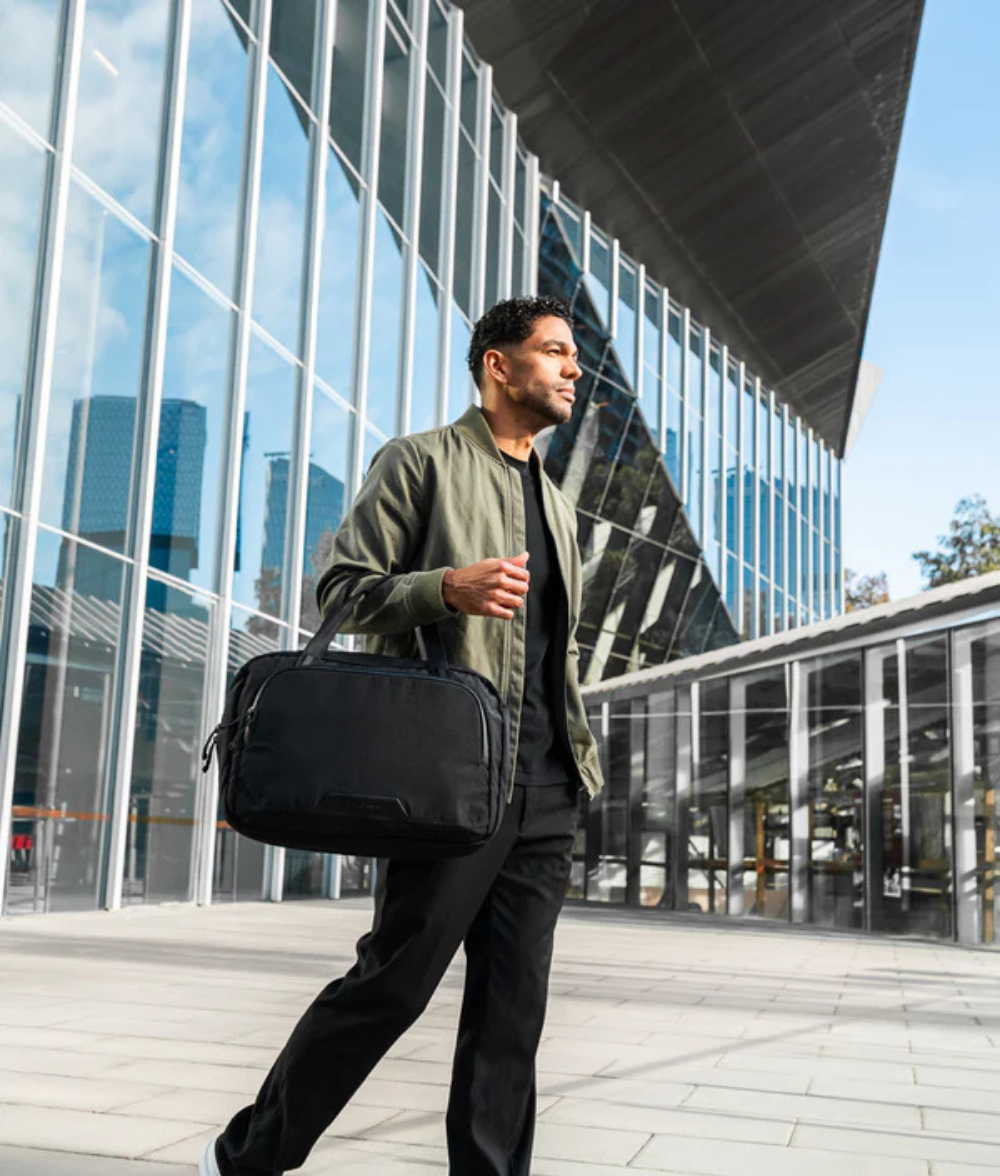 Alpaka Bravo Brief 商務手提包
雙模式攜帶：配有加厚手提帶與可拆卸肩帶，隨時切換攜帶模式，應對多場景使用需求。