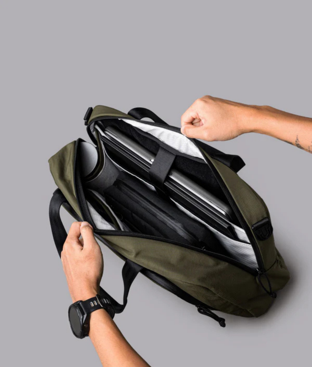 Alpaka Bravo Brief 商務手提包
筆記型電腦保護套：內部加墊 16 吋筆記型電腦專屬隔層，並採用柔軟內襯，提供卓越保護。