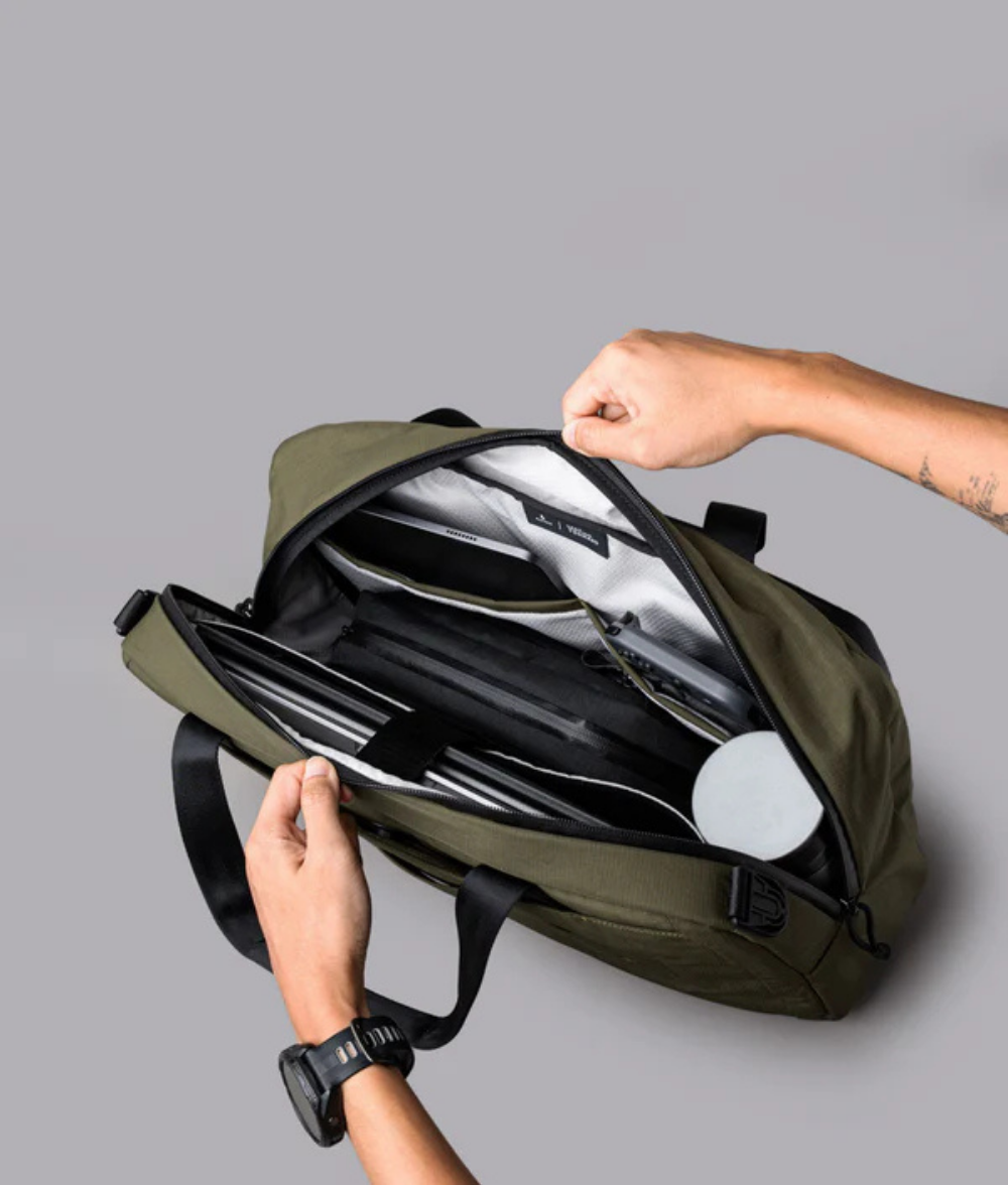 Alpaka Bravo Brief 商務手提包
筆記型電腦保護套：內部加墊 16 吋筆記型電腦專屬隔層，並採用柔軟內襯，提供卓越保護。