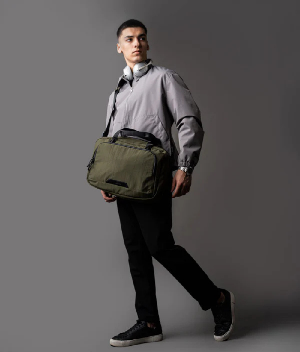 Alpaka Bravo Brief 商務手提包
雙模式攜帶：配有加厚手提帶與可拆卸肩帶，隨時切換攜帶模式，應對多場景使用需求。