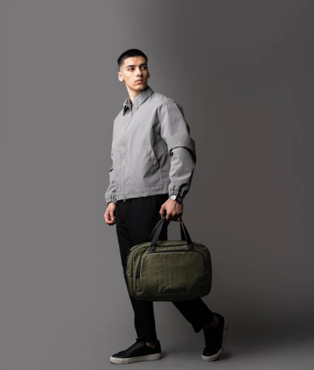 Alpaka Bravo Brief 商務手提包
雙模式攜帶：配有加厚手提帶與可拆卸肩帶，隨時切換攜帶模式，應對多場景使用需求。