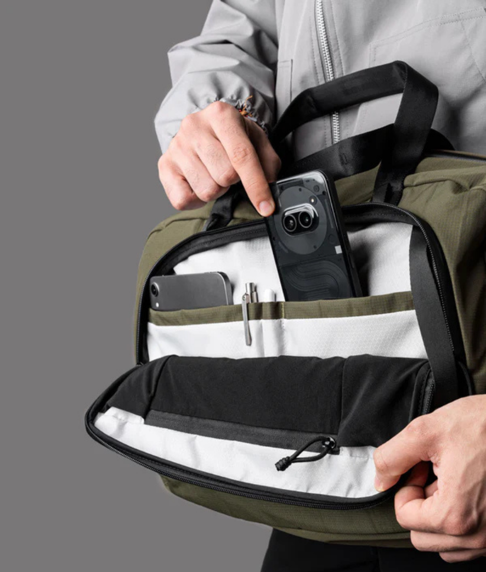 Alpaka Bravo Brief 商務手提包
多功能前置管理面板：內含 2 個滑袋、2 個筆插、1 個網狀拉鍊袋，收納日常用品與小型設備更加高效。