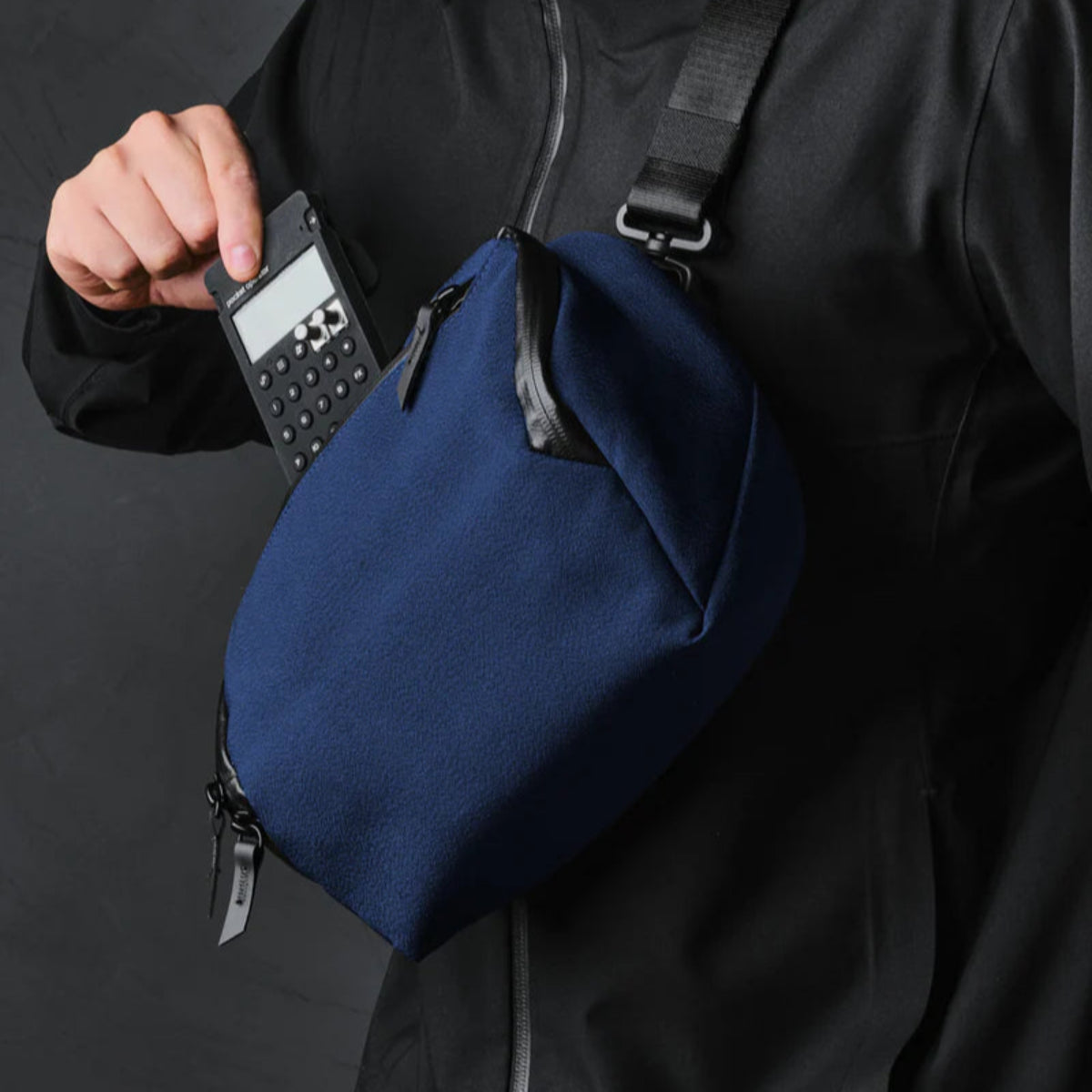 內建手提帶 - 可手提或掛於行李箱，靈活多變