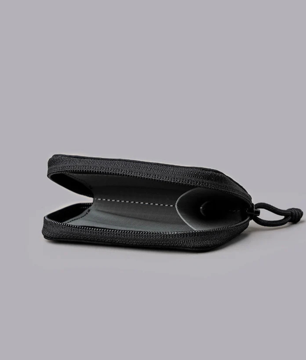 可容納最多 15 張卡片、5 枚硬幣及紙幣，滿足日常需求。