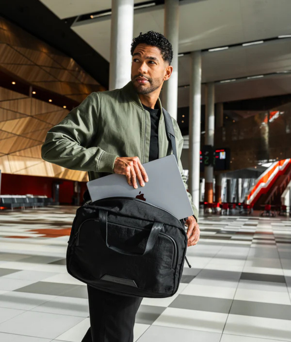 Alpaka Bravo Brief 商務手提包
雙模式攜帶：配有加厚手提帶與可拆卸肩帶，隨時切換攜帶模式，應對多場景使用需求。