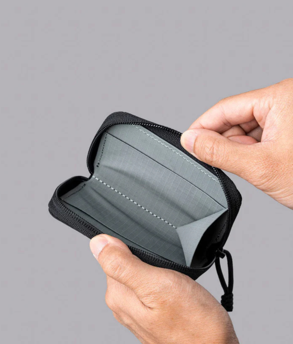 可容納最多 15 張卡片、5 枚硬幣及紙幣，滿足日常需求。