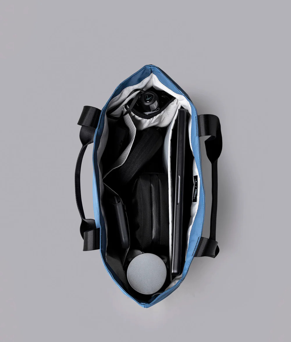Alpaka Elements Tote (L) 托特包
配有 16 吋筆記型電腦隔層