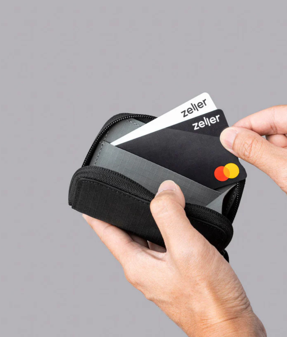 可容納最多 15 張卡片、5 枚硬幣及紙幣，滿足日常需求。