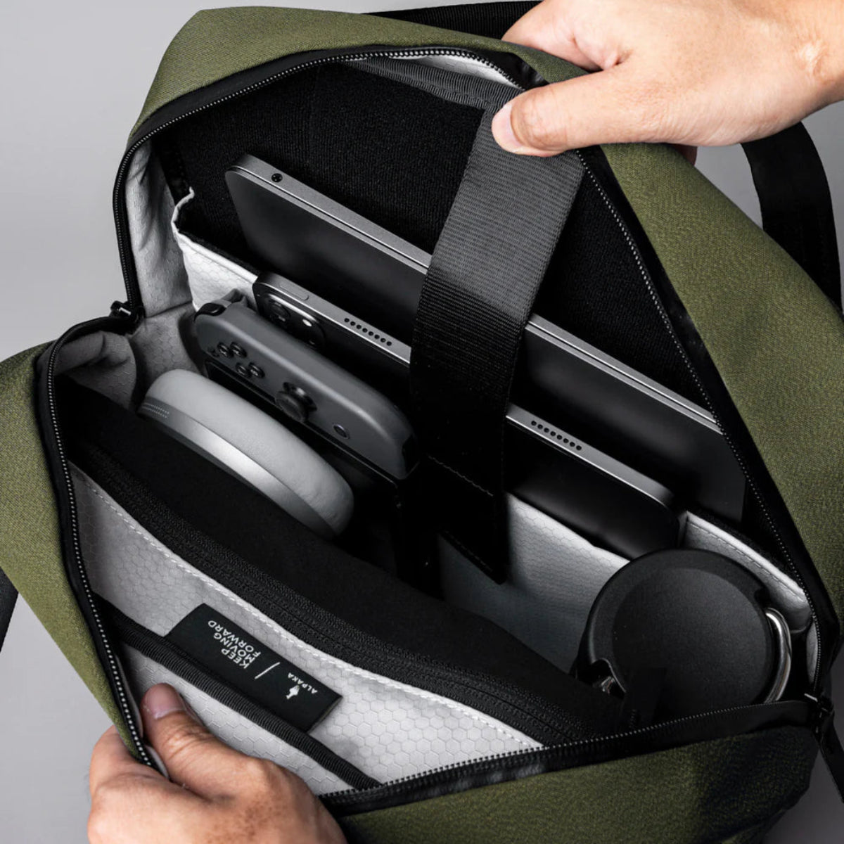 可固定在行李箱上，適合商務或旅行使用