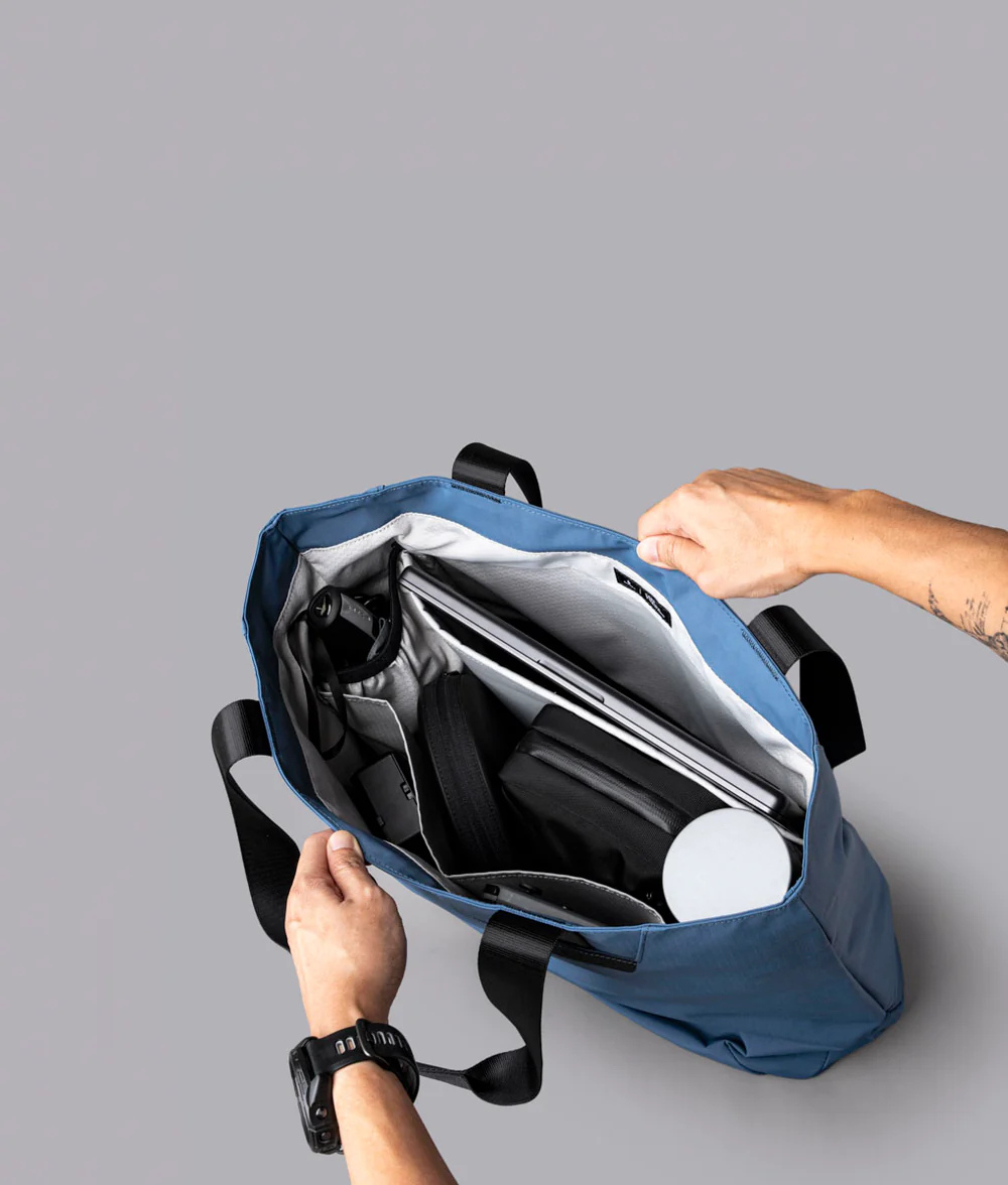 Alpaka Elements Tote (L) 托特包
配有 16 吋筆記型電腦隔層
