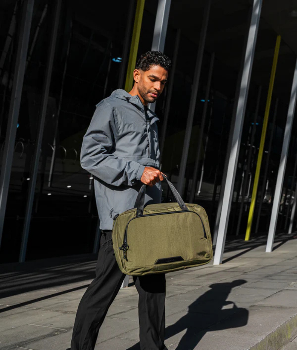 Alpaka Bravo Brief 商務手提包
雙模式攜帶：配有加厚手提帶與可拆卸肩帶，隨時切換攜帶模式，應對多場景使用需求。