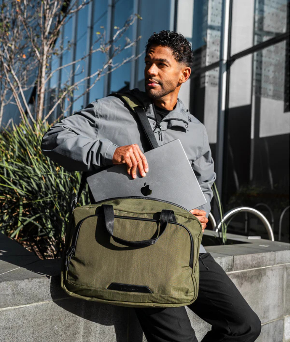 Alpaka Bravo Brief 商務手提包
雙模式攜帶：配有加厚手提帶與可拆卸肩帶，隨時切換攜帶模式，應對多場景使用需求。