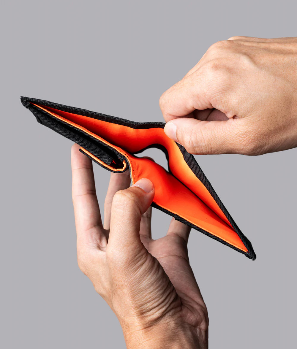 現代設計：極薄雙折設計，僅 80g 重，輕便隨身攜帶。