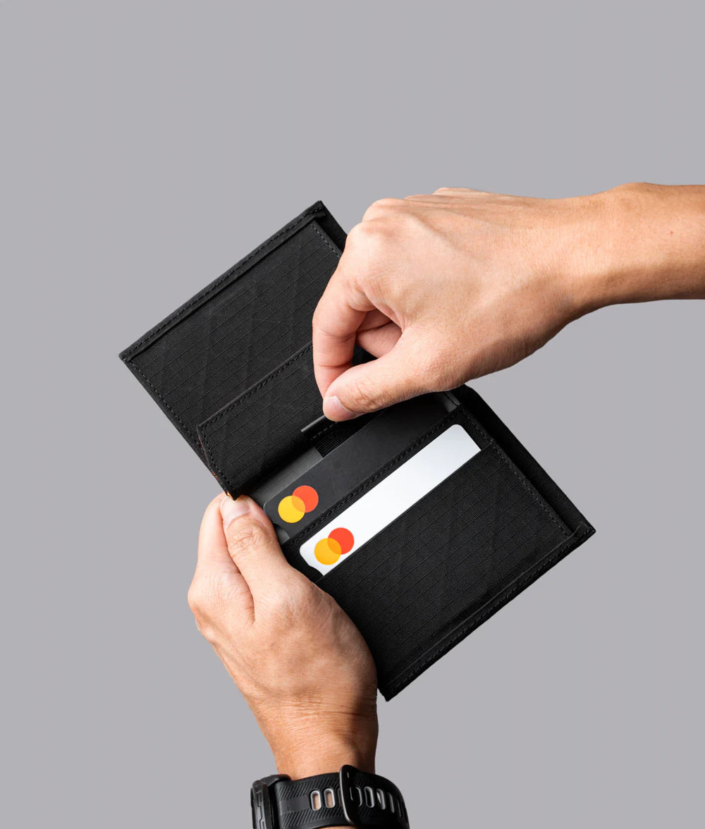 精簡收納：快速取卡槽、疊放卡片抽拉設計與平鈔隔層，方便整理。