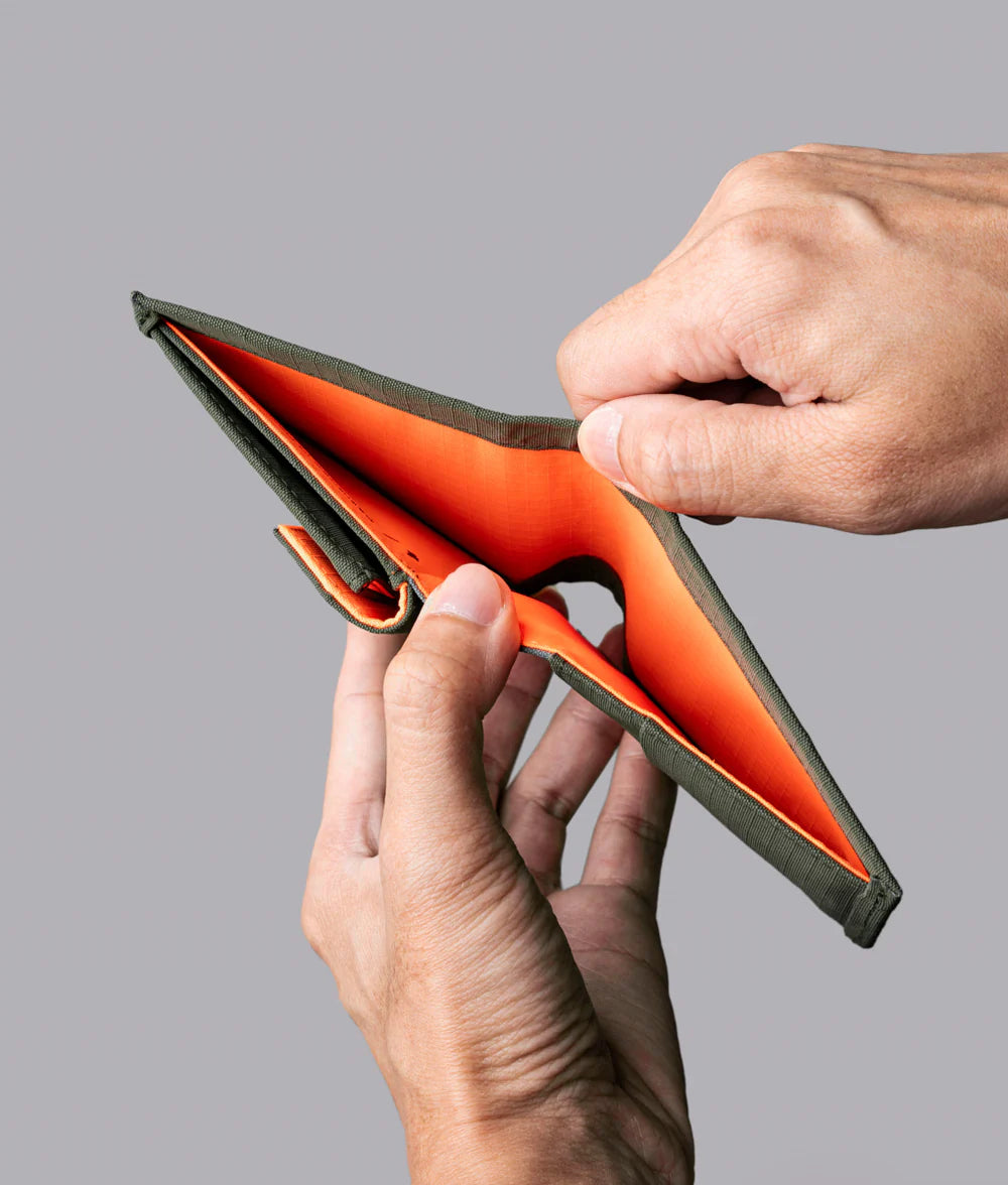 現代設計：極薄雙折設計，僅 80g 重，輕便隨身攜帶。