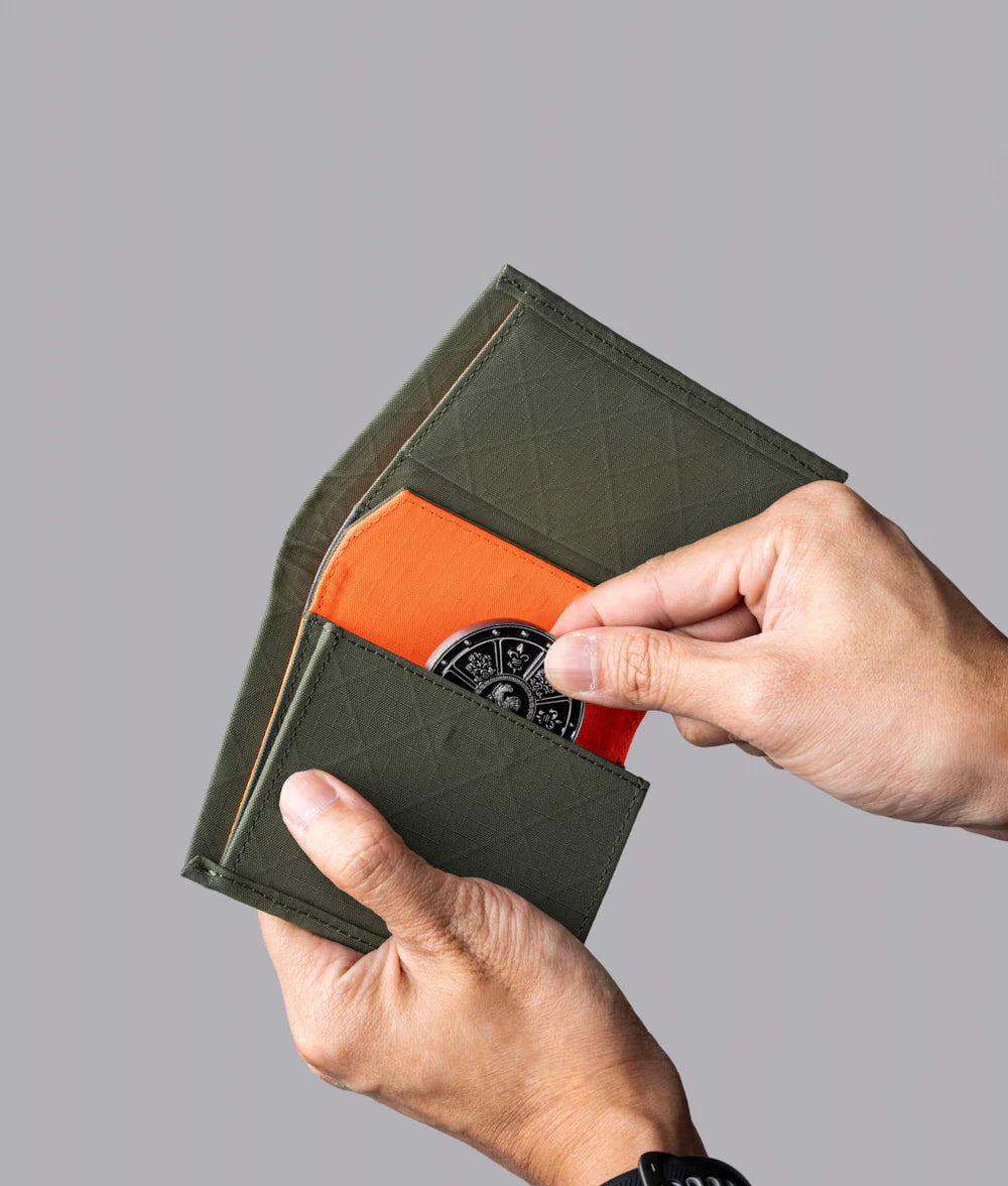 磁吸硬幣袋：獨特磁吸設計，硬幣存取快捷，告別雜音與零散。