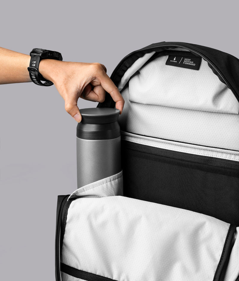 ALPAKA Aero Pack展示筆電隔層與多功能內袋，適合日常物品收納。