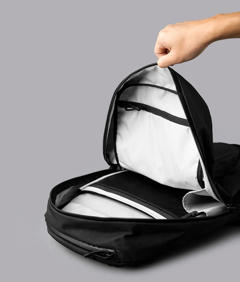 ALPAKA Aero Pack展示筆電隔層與多功能內袋，適合日常物品收納。