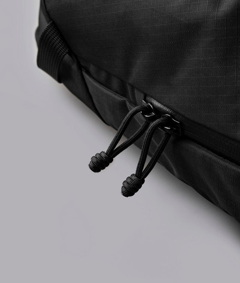 ALPAKA Aero Pack展示 YKK AquaGuard 防水拉鍊與耐用材質細節。