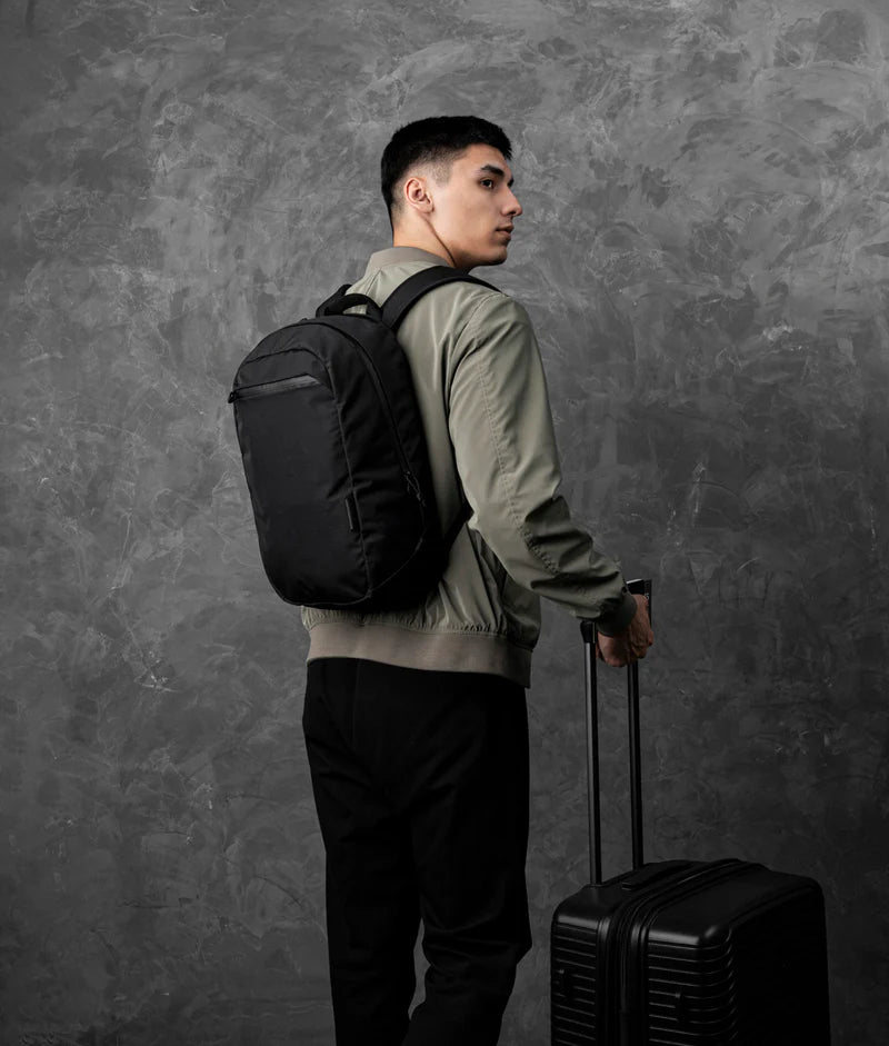 ALPAKA Aero Pack展示背部行李穿帶應用場景，提升旅行便利性。