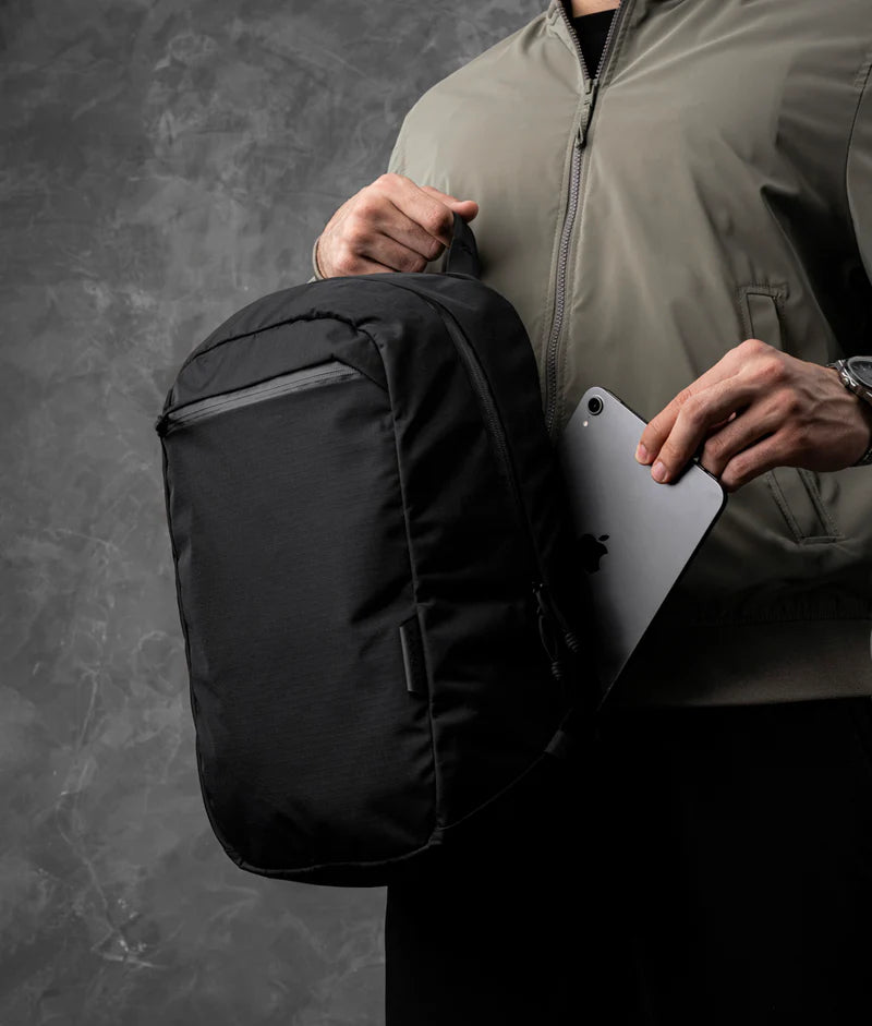 ALPAKA Aero Pack展示筆電隔層與多功能內袋，適合日常物品收納。