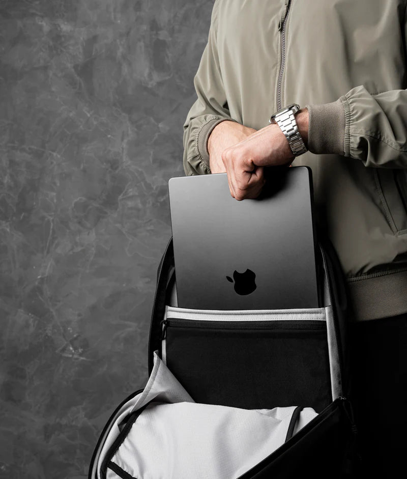 ALPAKA Aero Pack展示筆電隔層與多功能內袋，適合日常物品收納。