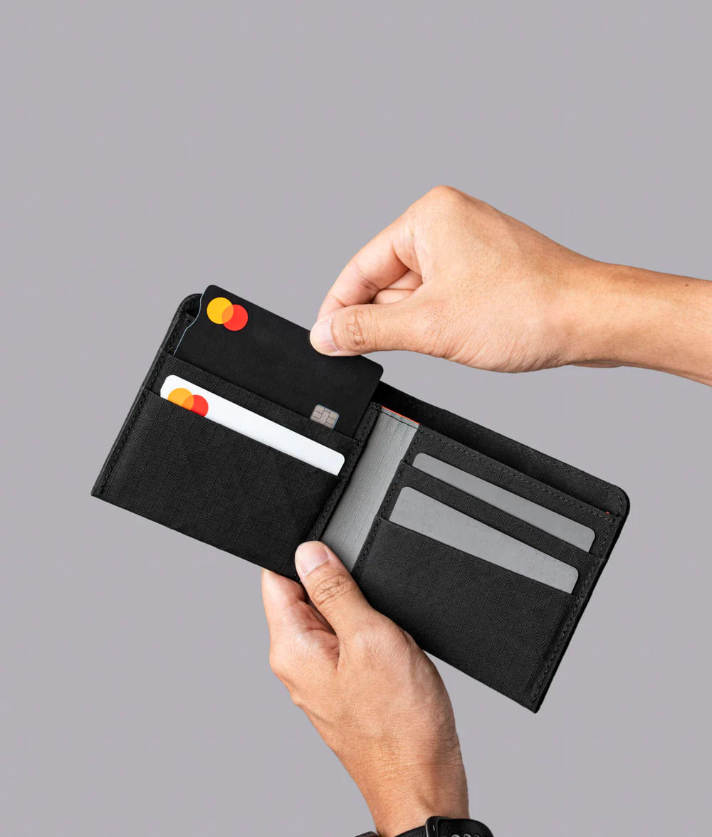 傾斜卡槽設計：快速取用主要卡片，提供流暢便捷的使用體驗。