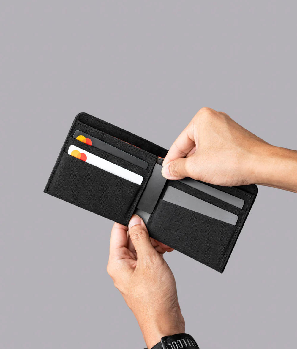 隱藏卡位：內部隱藏卡槽設計，適合存放額外卡片或緊急使用的卡片。