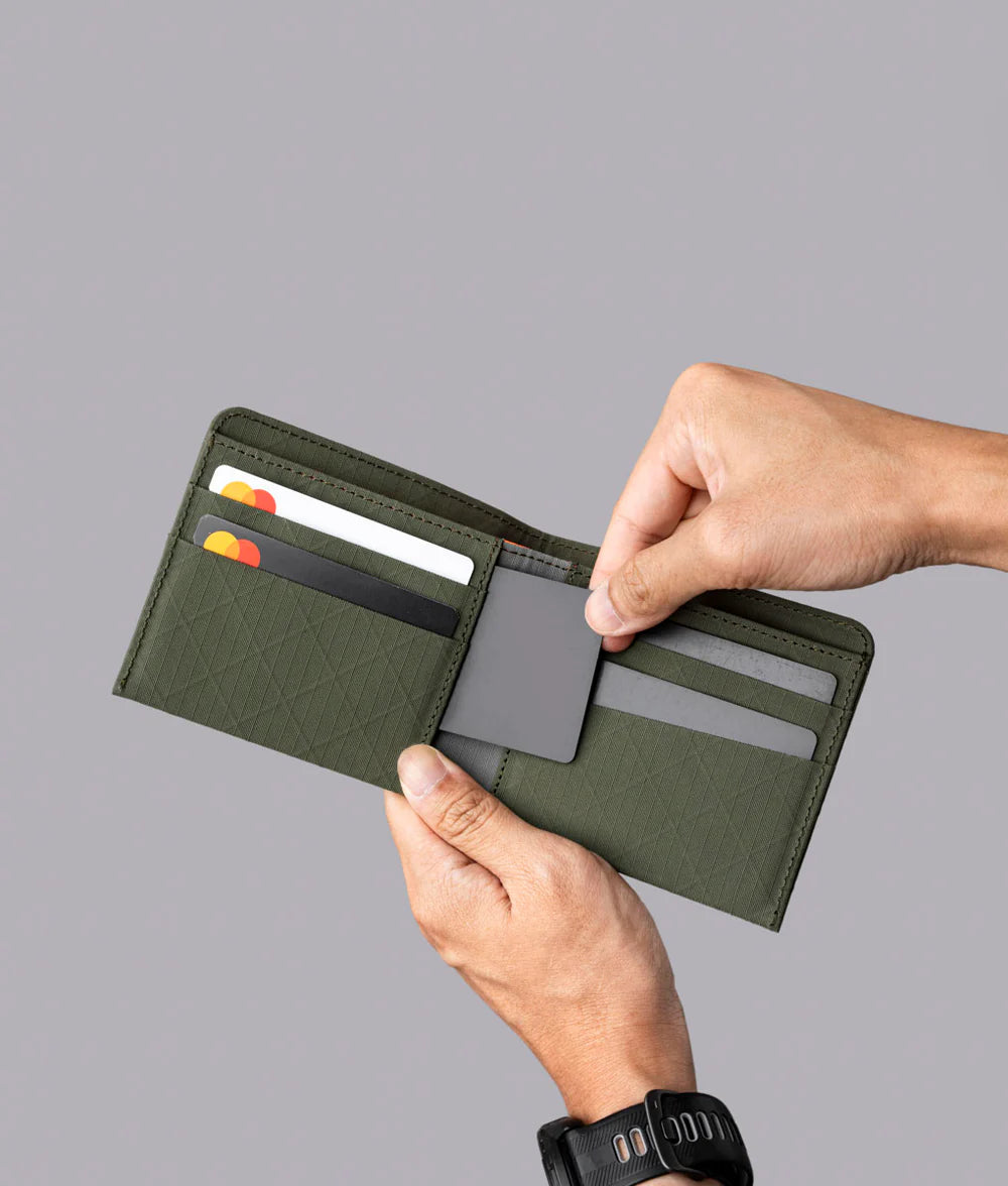 隱藏卡位：內部隱藏卡槽設計，適合存放額外卡片或緊急使用的卡片。