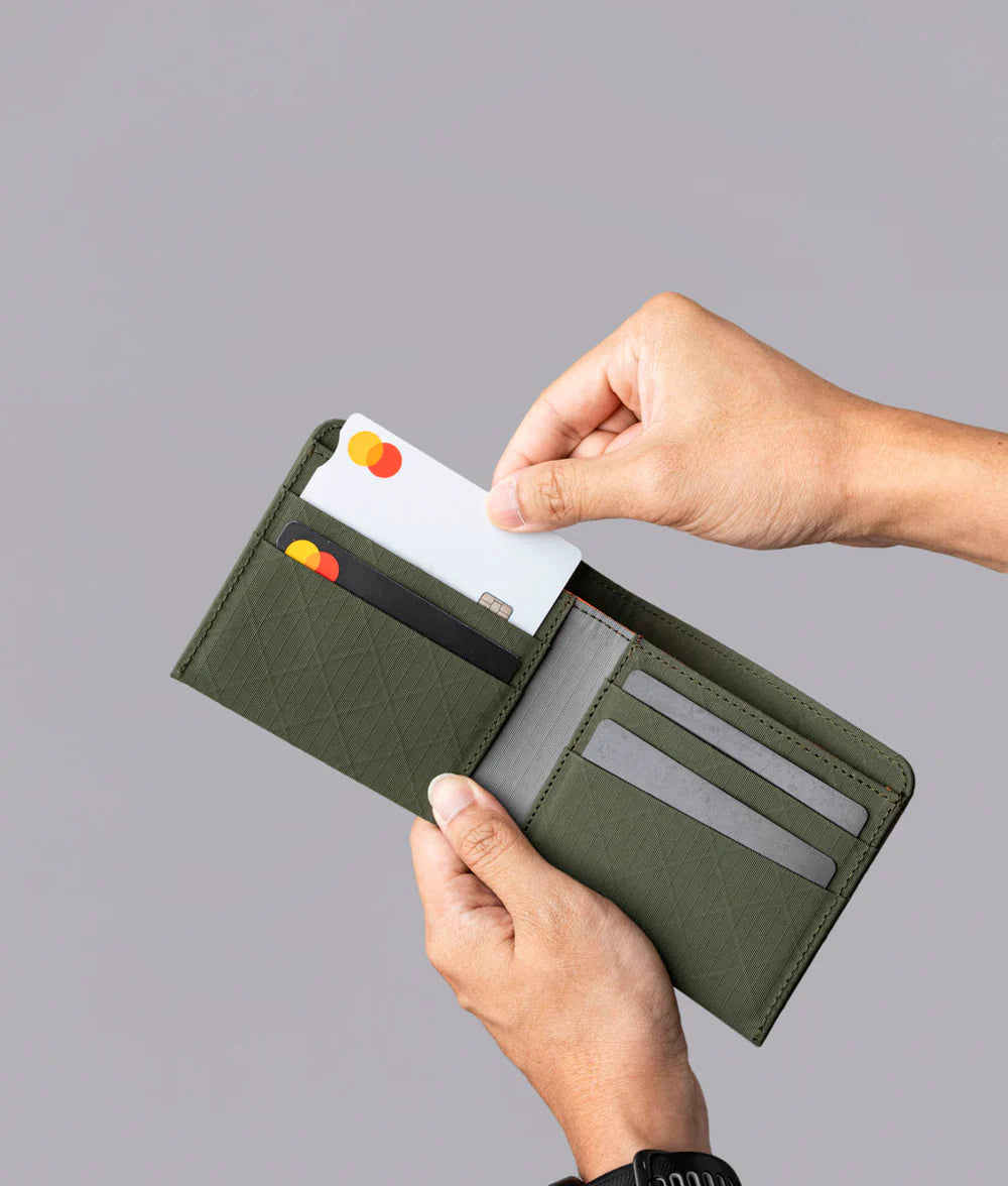 傾斜卡槽設計：快速取用主要卡片，提供流暢便捷的使用體驗。