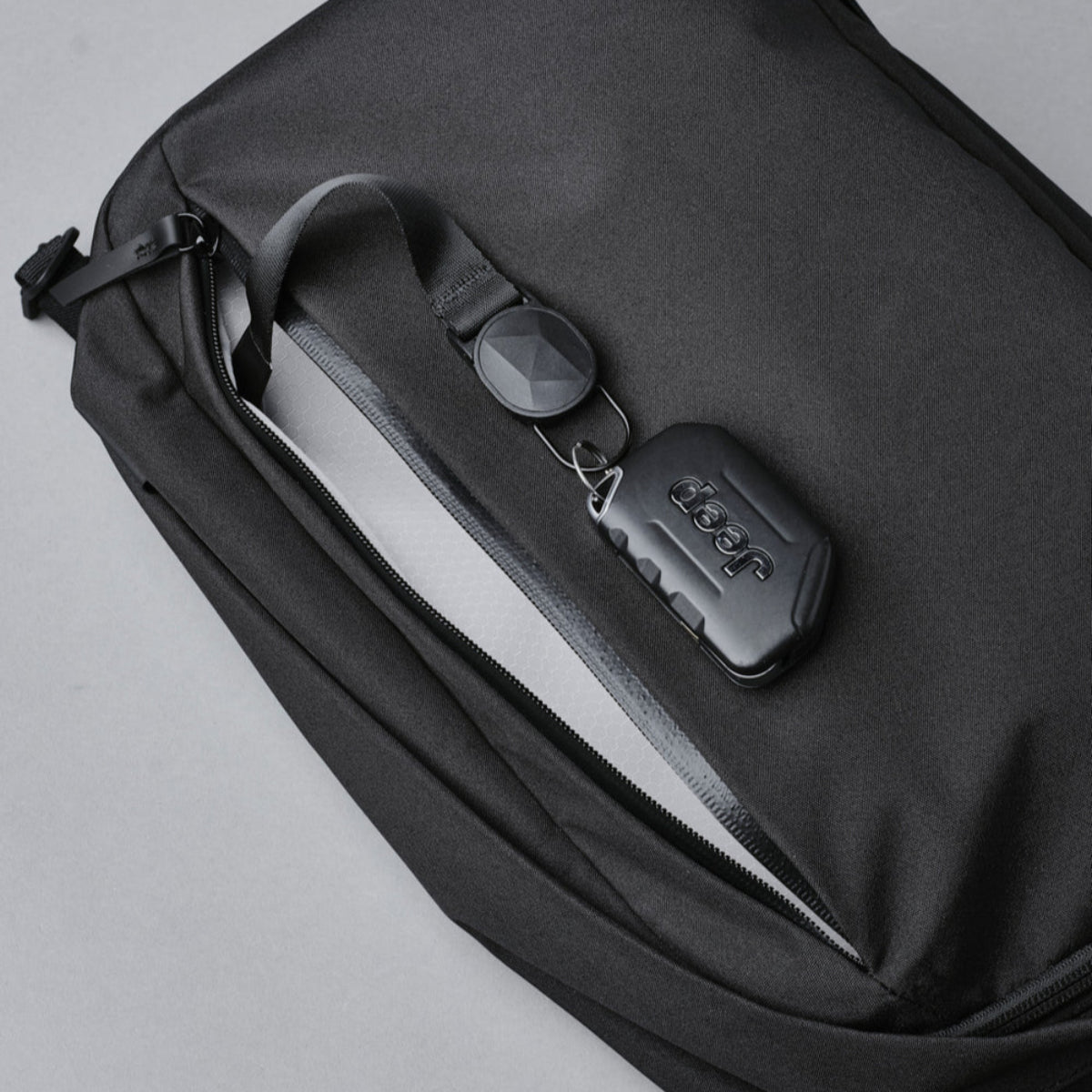 可搭配 MOD 系統配件 - 擴展功能性，如加掛小型收納袋