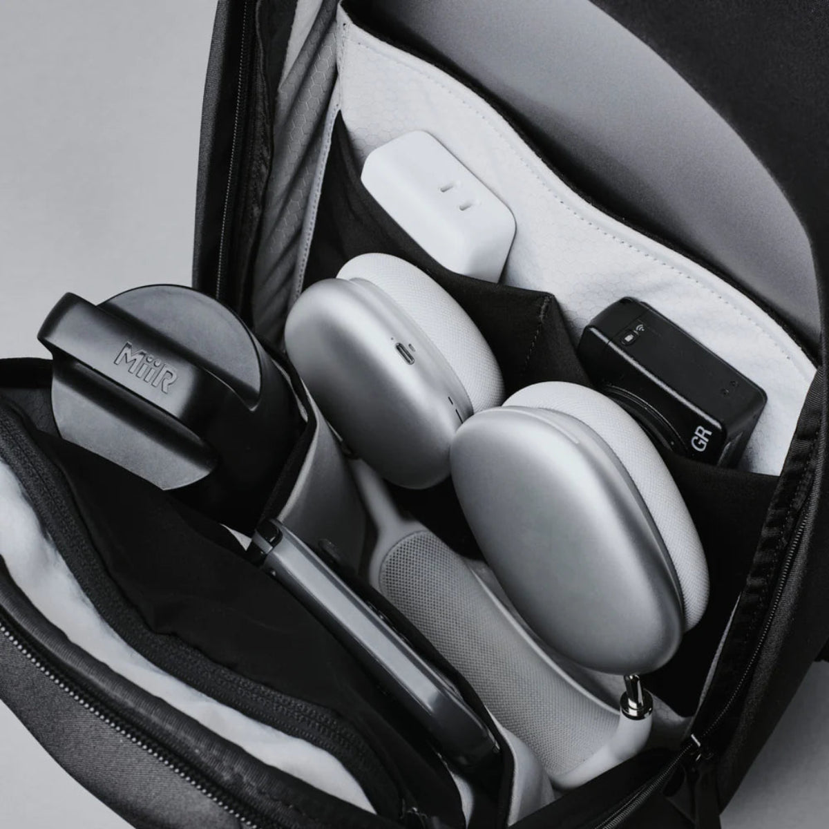 多個內部隔層 - 幫助分類收納，提高使用便利性