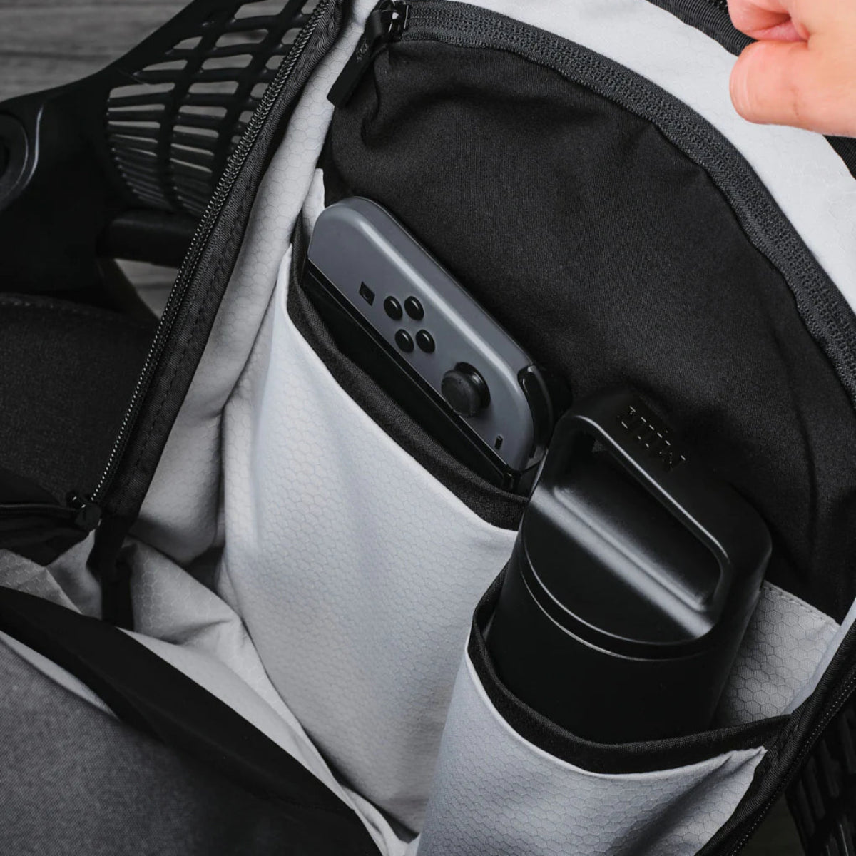 堅固縫線與結構 - 確保包包長時間使用後仍保持結構穩定