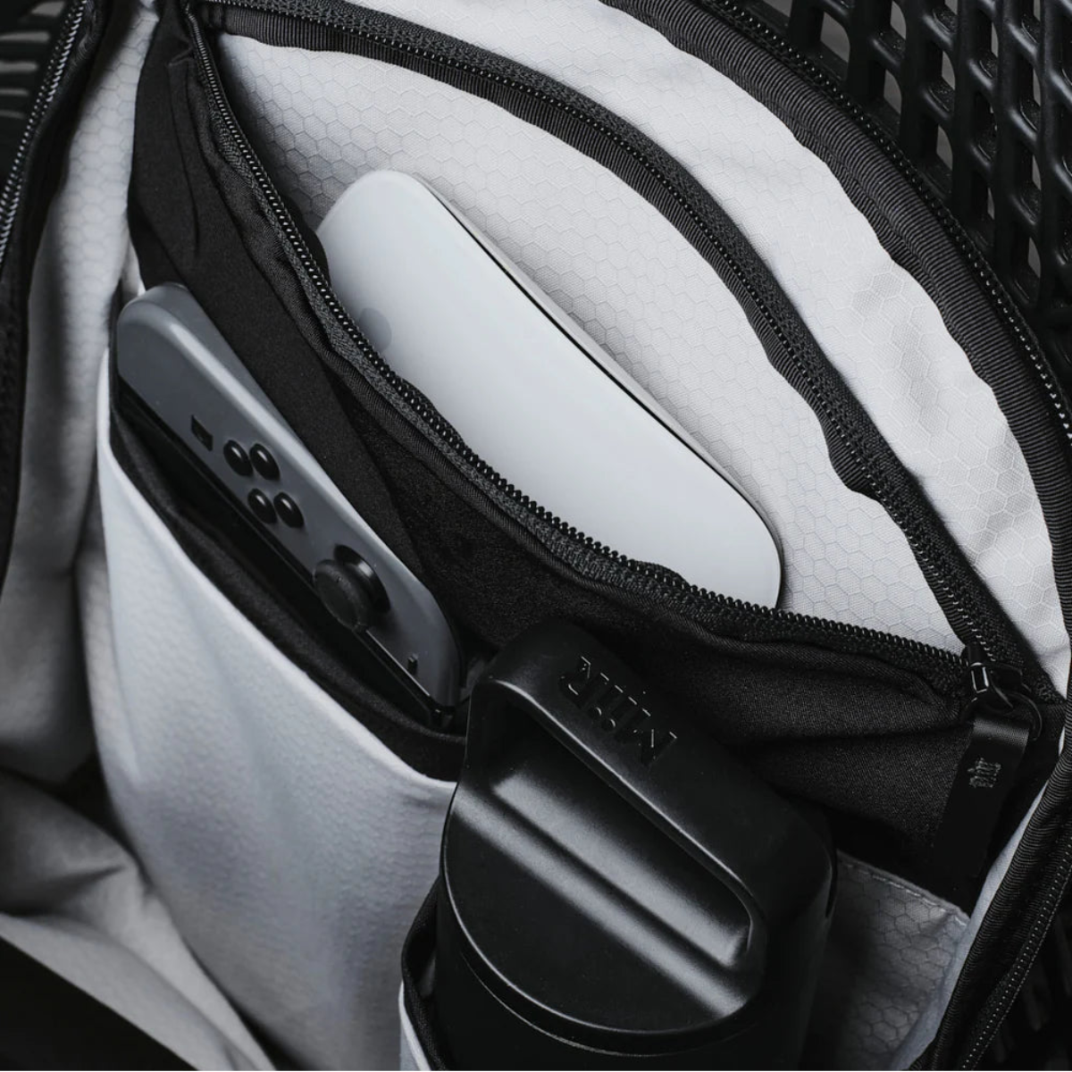 隱藏式口袋 - 提供額外的安全存放空間，保護貴重物品