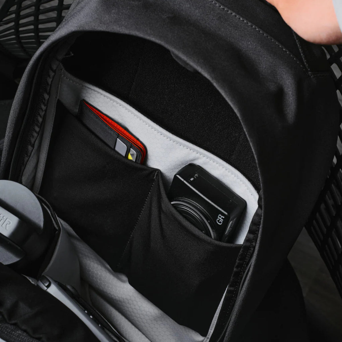 內部網狀口袋 - 方便整理小型配件，如充電線或筆