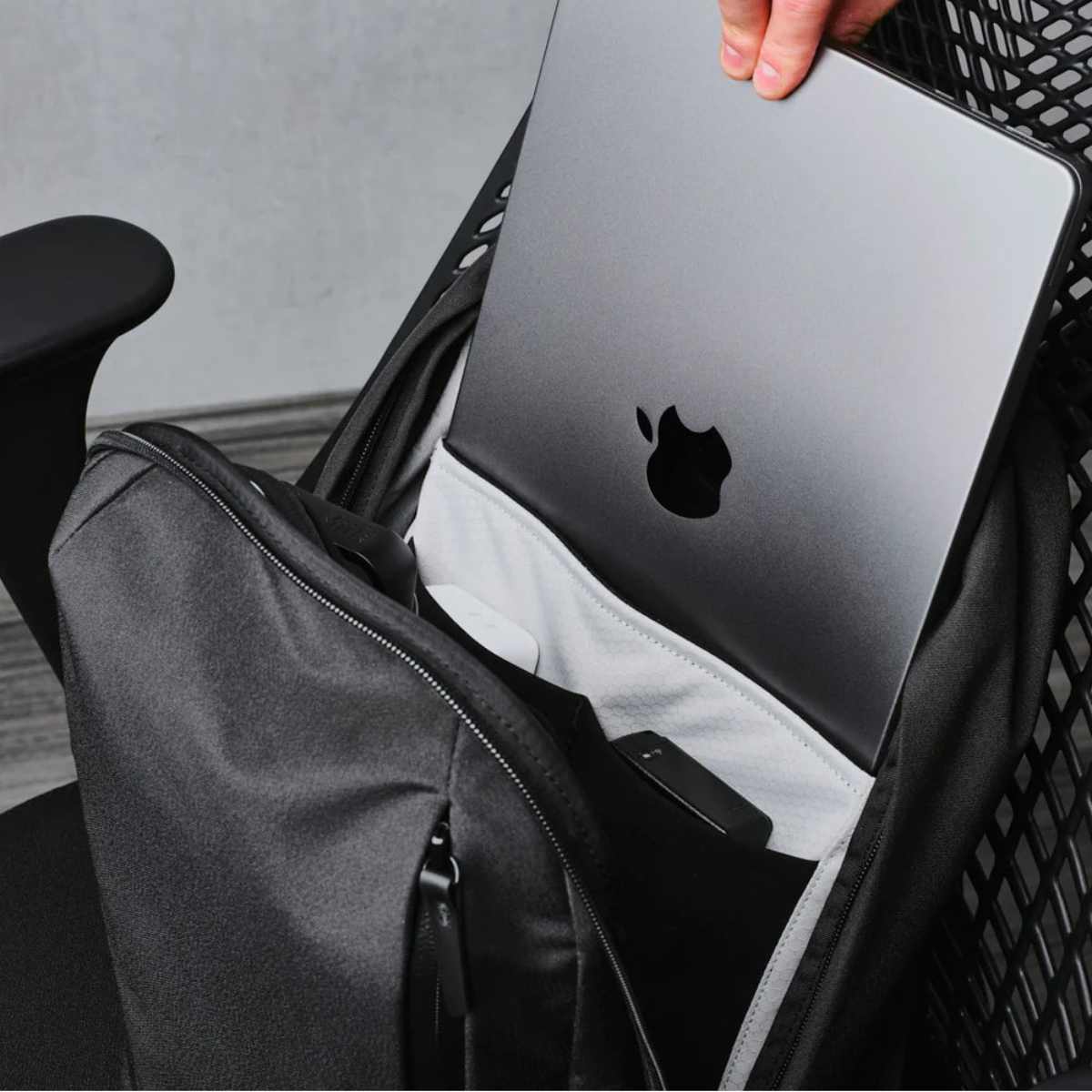 耐磨防撕裂材質 - 提供更高的耐用度，適合日常與戶外使用