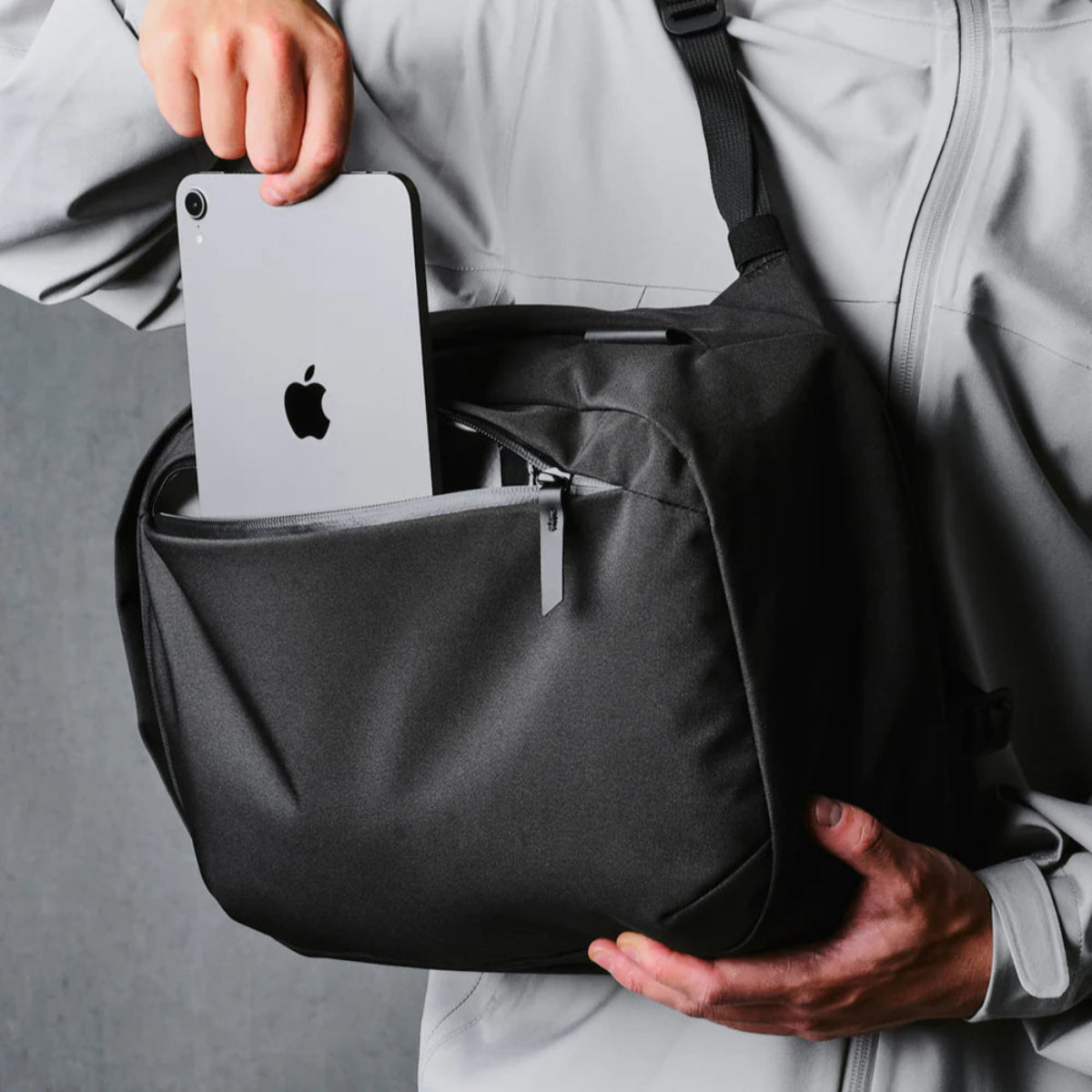 側邊水壺袋 - 可放置水壺或摺疊雨傘，提升實用性