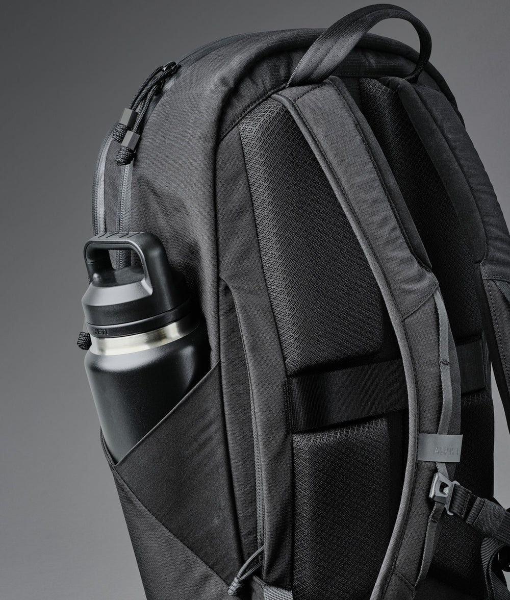 透氣襯墊網眼背板與輕量化安全帶系統，提供長時間佩戴的舒適性，無論通勤或旅行都輕鬆無負擔。