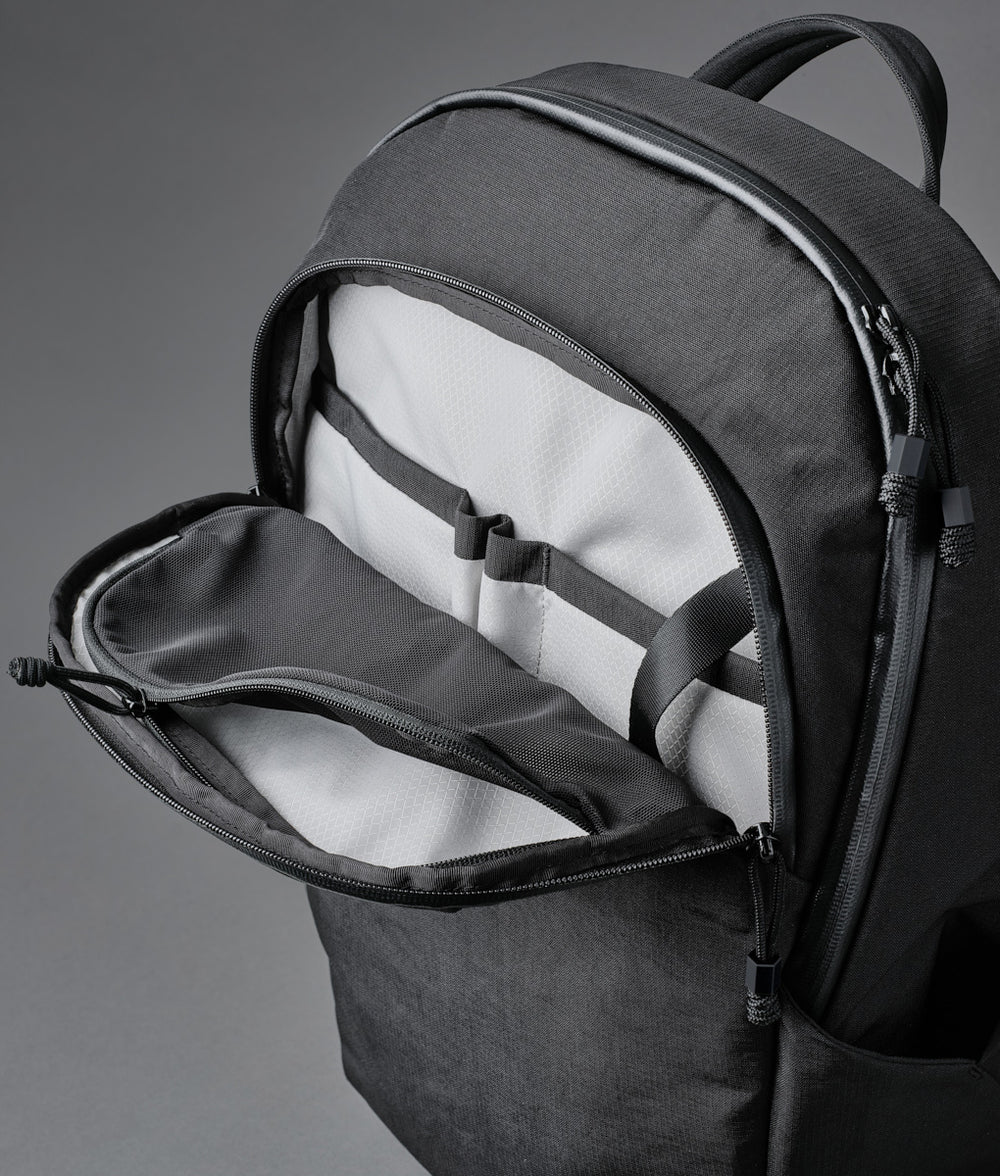 摺疊式翻蓋與前部快速訪問口袋，便於存取手機、錢包等隨身物品，提升日常使用便利性。