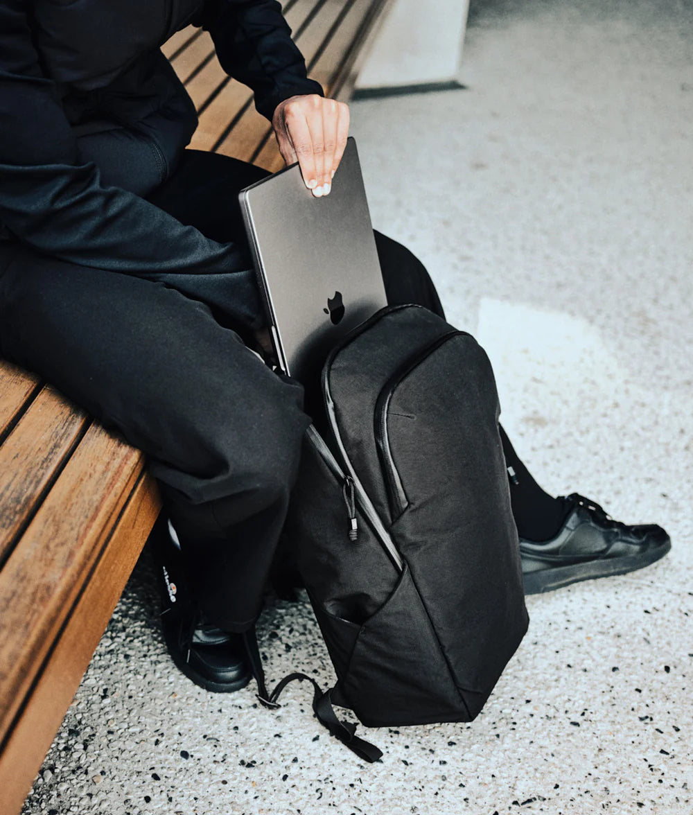 內置 16 吋筆記型電腦襯墊，滿足工作、旅行與日常需求。