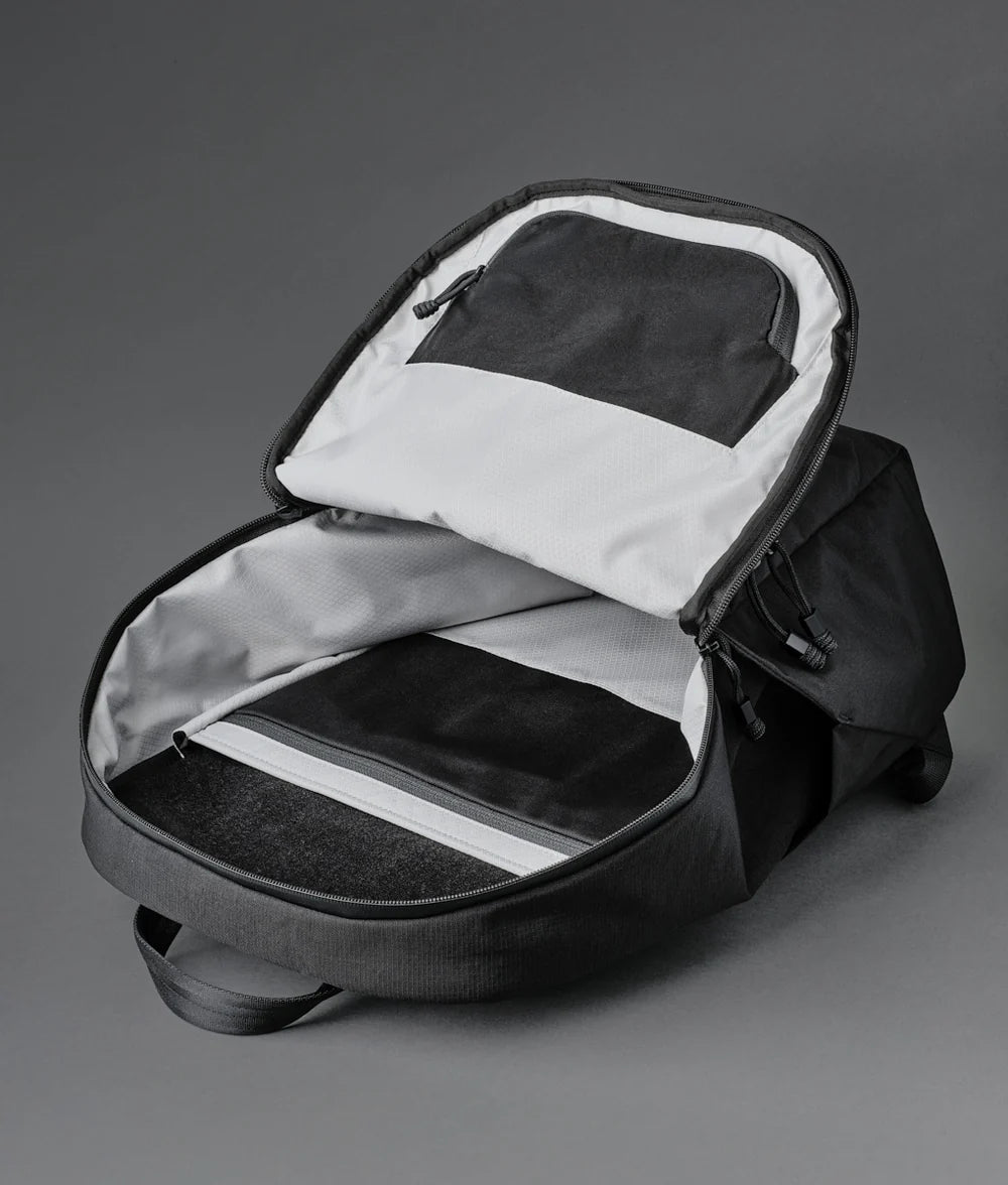 23L 主隔層搭配多功能內部口袋，內置 16 吋筆記型電腦襯墊，滿足工作、旅行與日常需求。