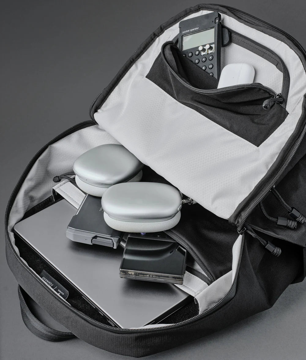 23L 主隔層搭配多功能內部口袋，內置 16 吋筆記型電腦襯墊，滿足工作、旅行與日常需求。