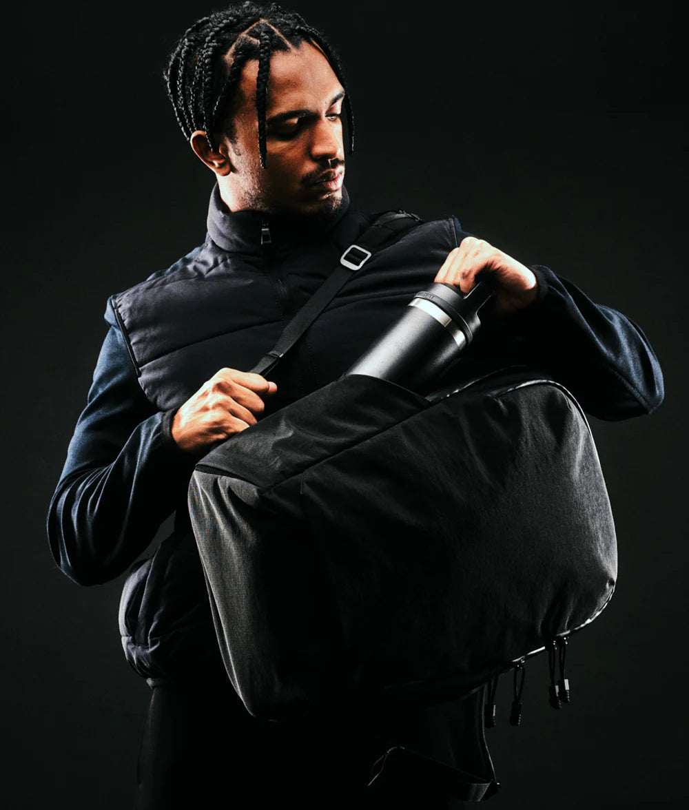 雙側瓶袋可放置 26 盎司水瓶