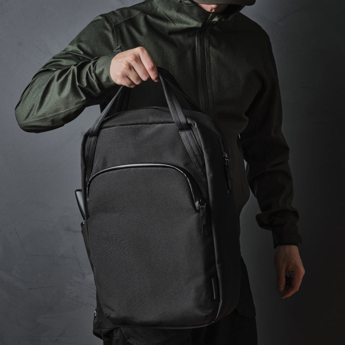 內建專屬隔層，可容納 16 吋 MacBook Pro