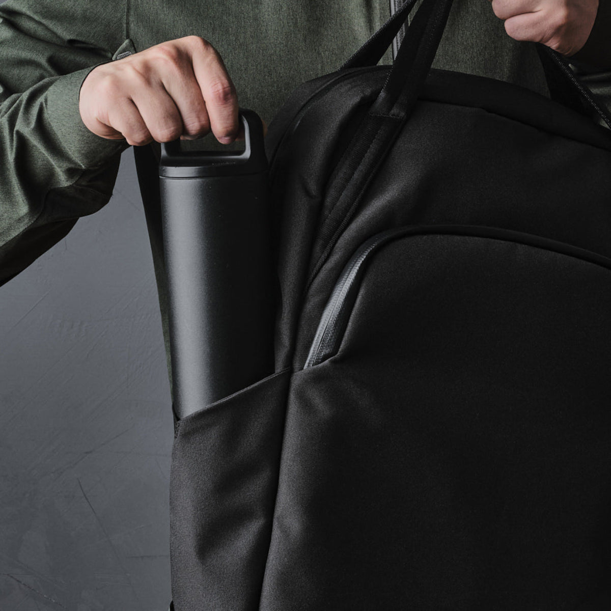 內建專屬隔層，可容納 16 吋 MacBook Pro