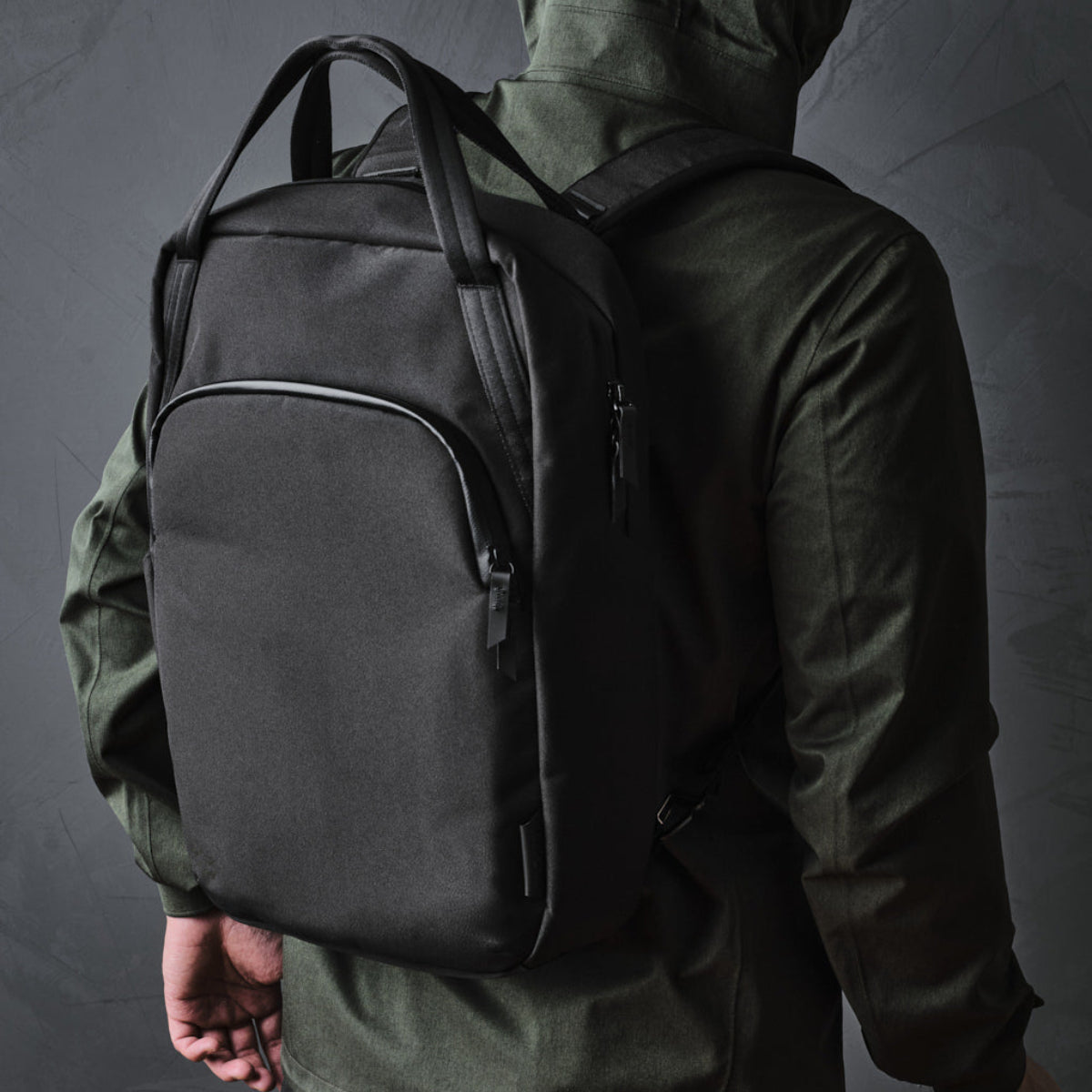 採用 Axoflux 再生環保面料，兼顧永續與耐用性