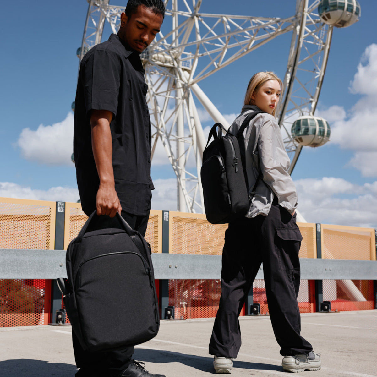 可手提或後背，適應不同使用需求