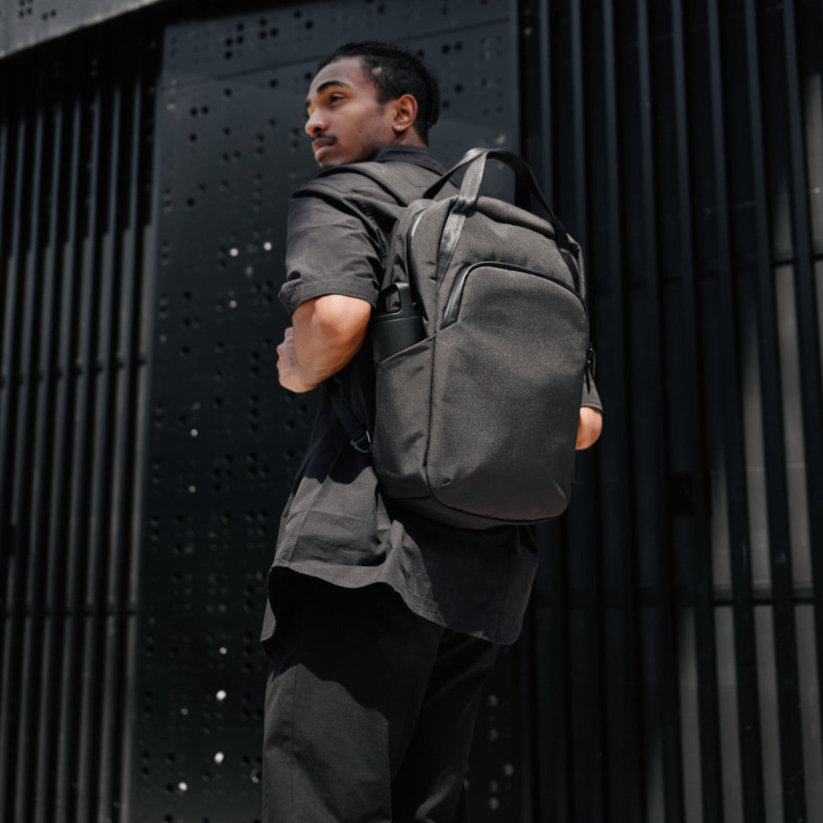 採用 YKK Aquaguard 拉鍊，提供良好防水性