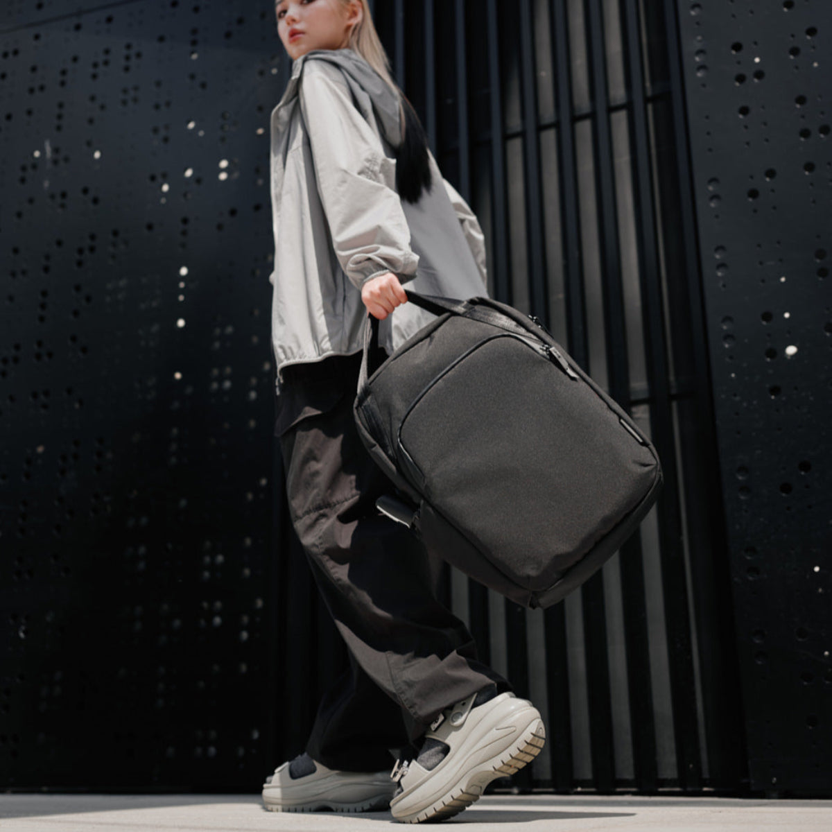 採用 Axoflux 再生環保面料，兼顧永續與耐用性