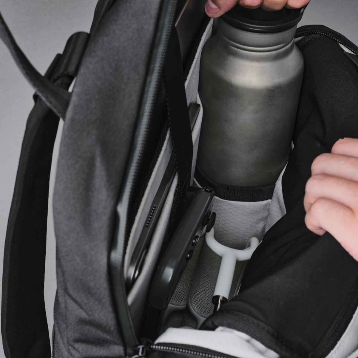 採用 YKK Aquaguard 拉鍊，提供良好防水性